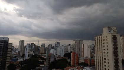 Rio de Janeiro e São Paulo com 'volumes excepcionais' de chuva e ondas de até 3 metros: o que esperar de frente fria