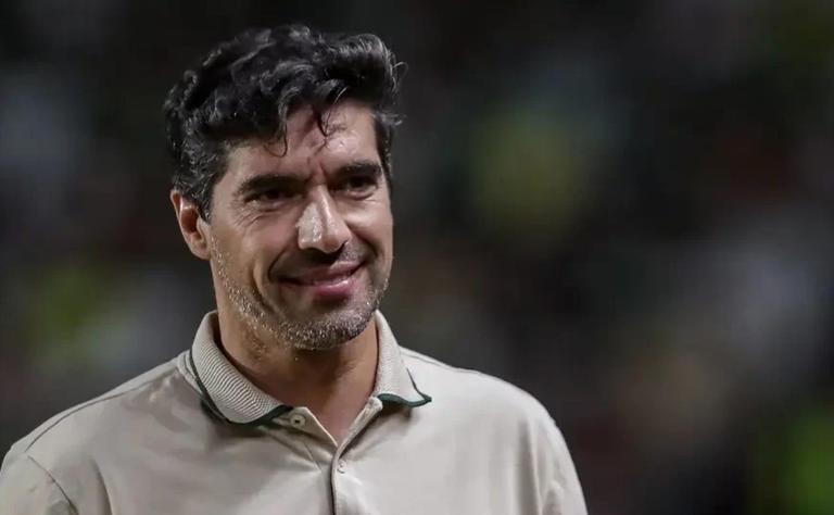Abel critica gramado em vitória do Palmeiras e valoriza Vitor Roque: 