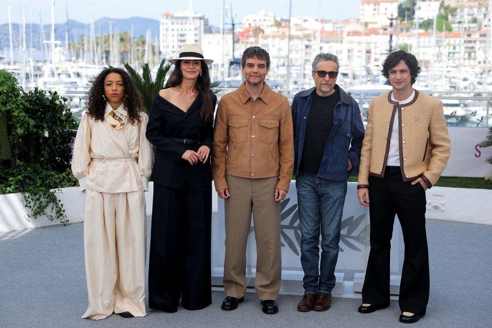 Após ser ovacionado, elenco de 'O Agente Secreto' promove o filme no Festival de Cannes