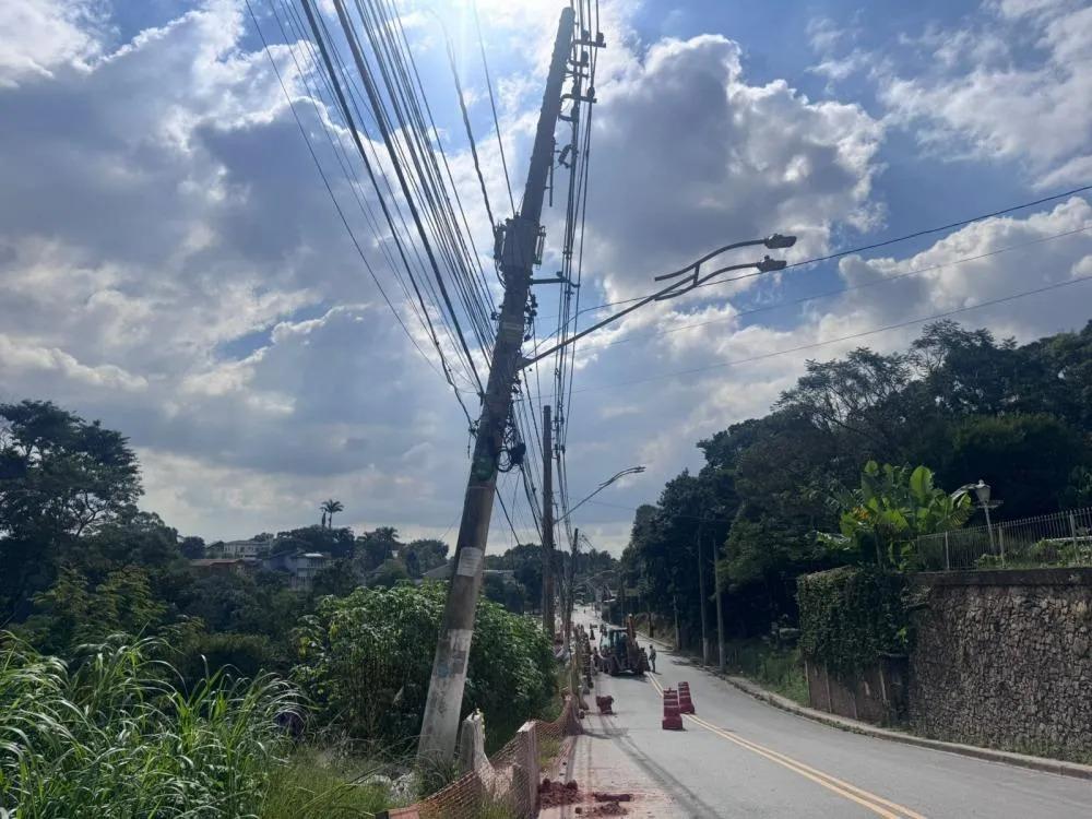 Postes prestes a cair há meses transformam a Granja Viana em zona de risco e caos