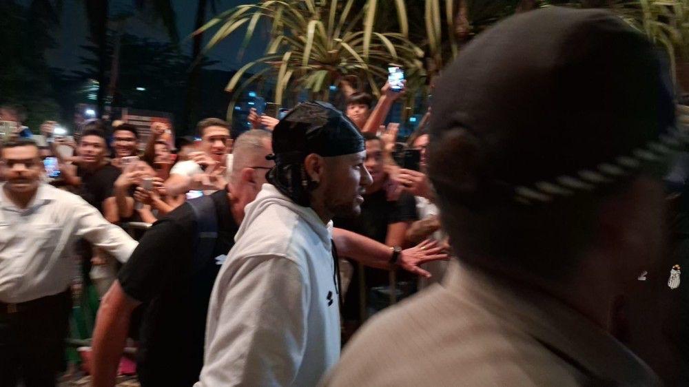 Santos chega a Maceió, e multidão celebra Neymar no hotel