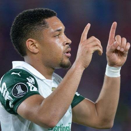 Vitor Roque desabafa após gol perdido e classificação do Palmeiras: ‘Deu uma balançada’