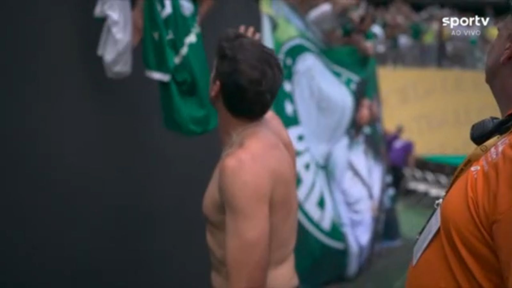 Abel tira camisa, dá a torcedor do Palmeiras e diz: 