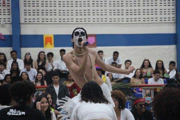 Aluno viraliza ao imitar Ney Matogrosso!!!