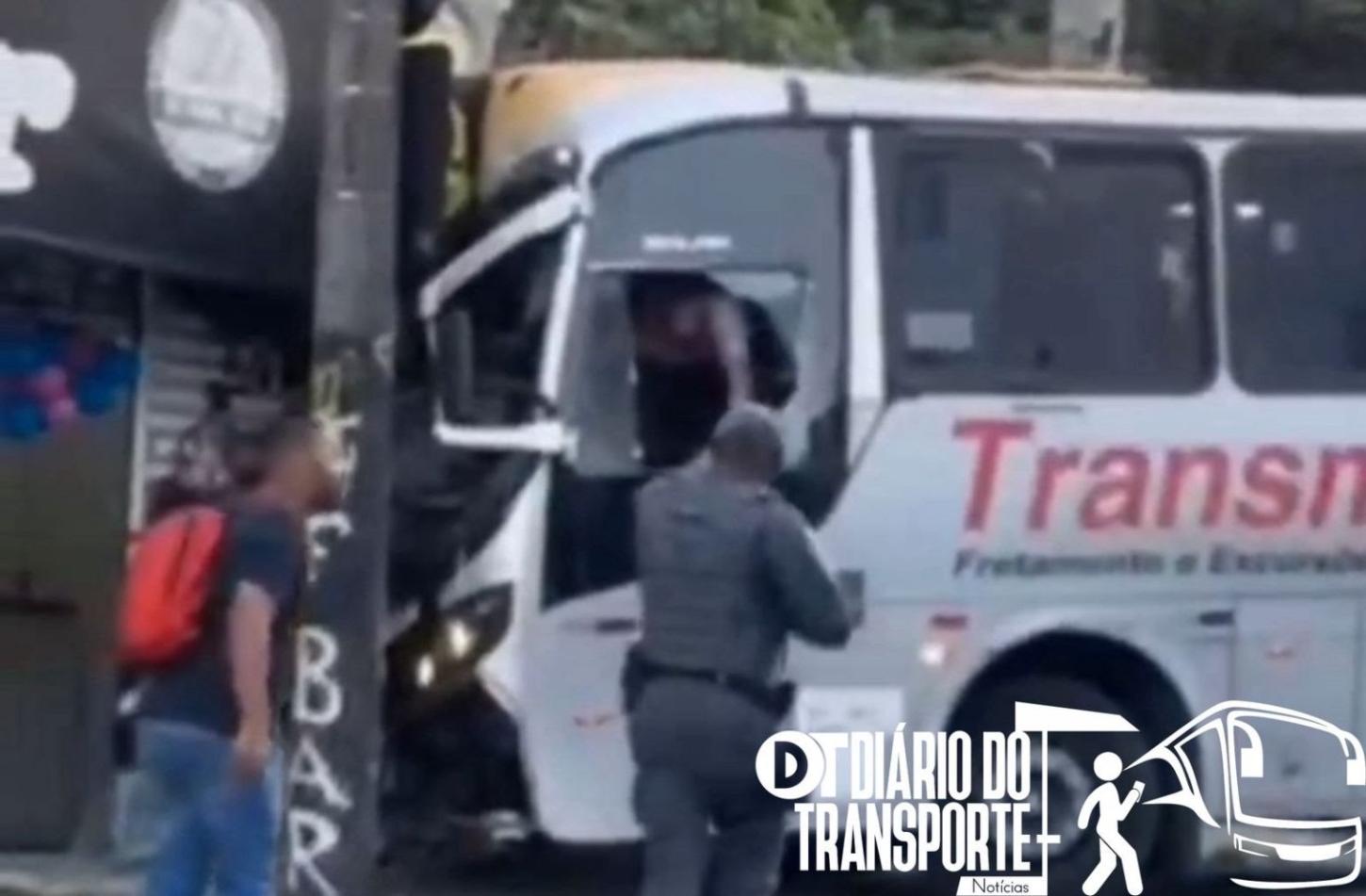 Homem furta ônibus e causa acidente em Carapicuíba (SP) neste sábado (31)