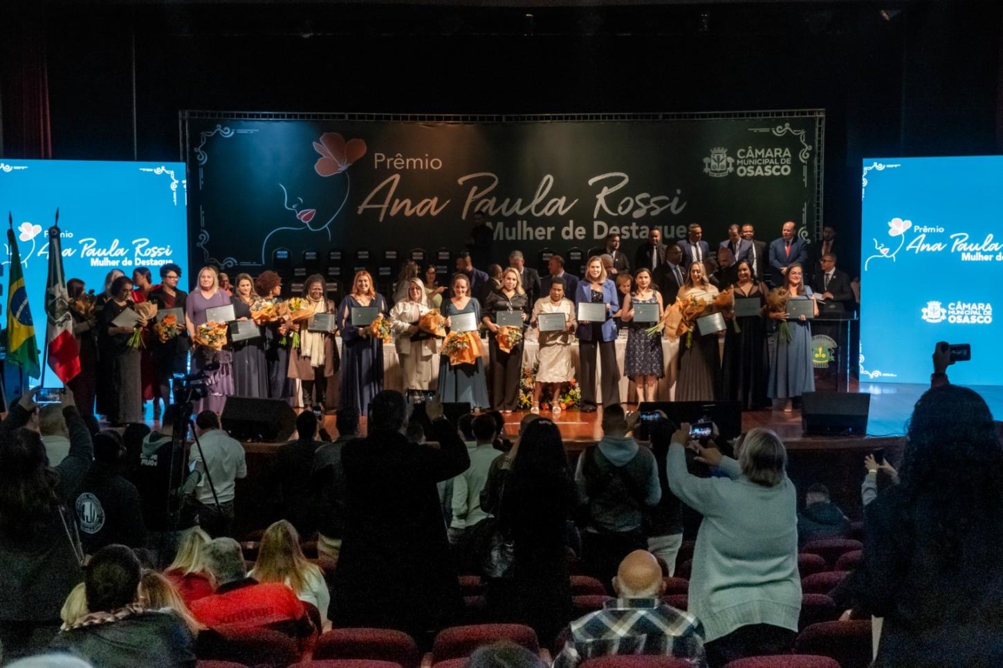 Prêmio Ana Paula Rossi - Mulher de Destaque celebra força feminina em solenidade no Teatro Municipal