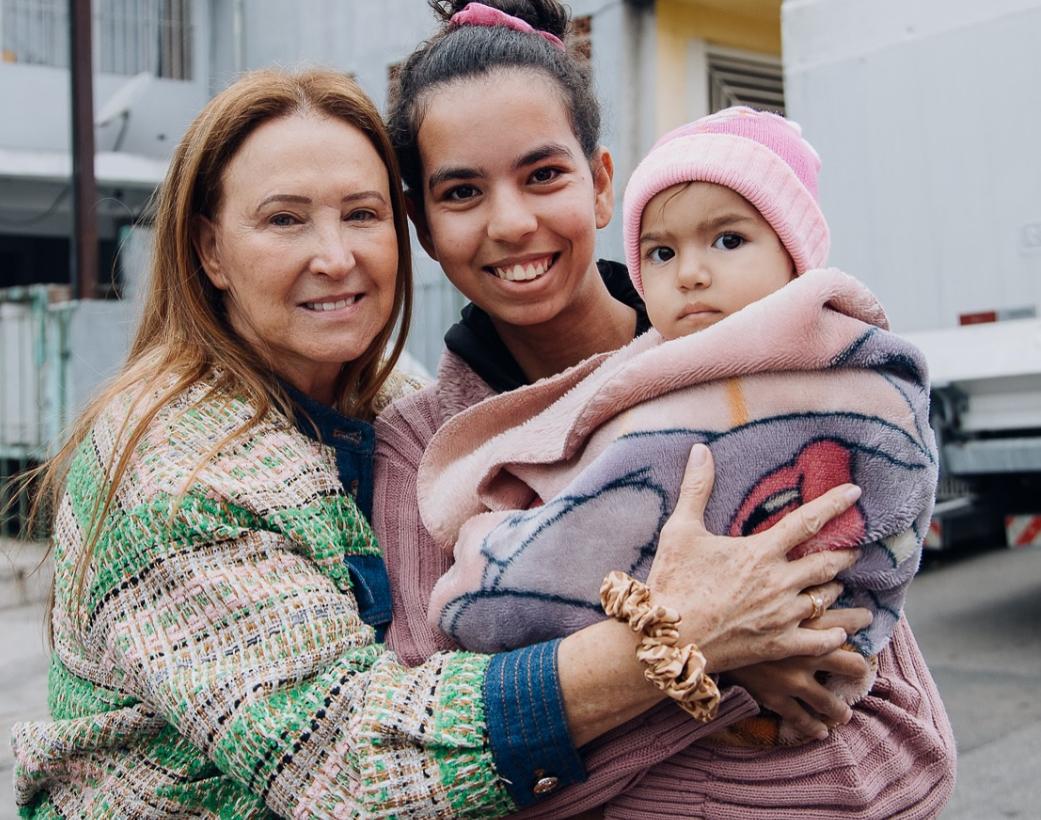 Ao lado da Deputada Estadual Bruna Furlan, Damaris Piteri (Primeira Dama) de Barueri participou da Campanha do Agasalho no Jardim Maria Helena que aconteceu nesta sexta-feira (25)