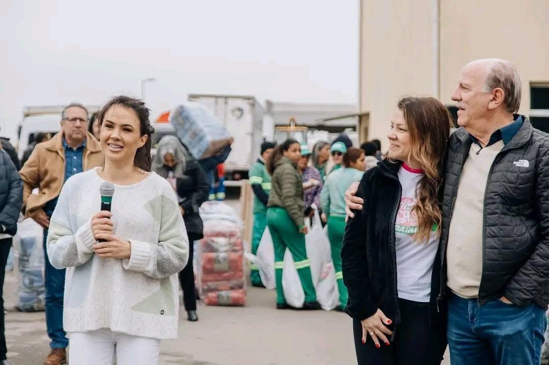 Ao lado da Deputada Estadual Bruna Furlan o Prefeito de Barueri, Beto Piteri, esteve acompanhado de sua esposa, Damaris, na campanha do agasalho!!!