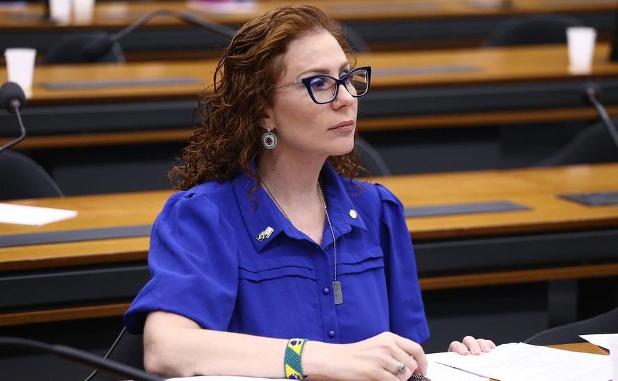 Foi presa ou se entregou? Entenda conflito de versões no caso de Carla Zambelli