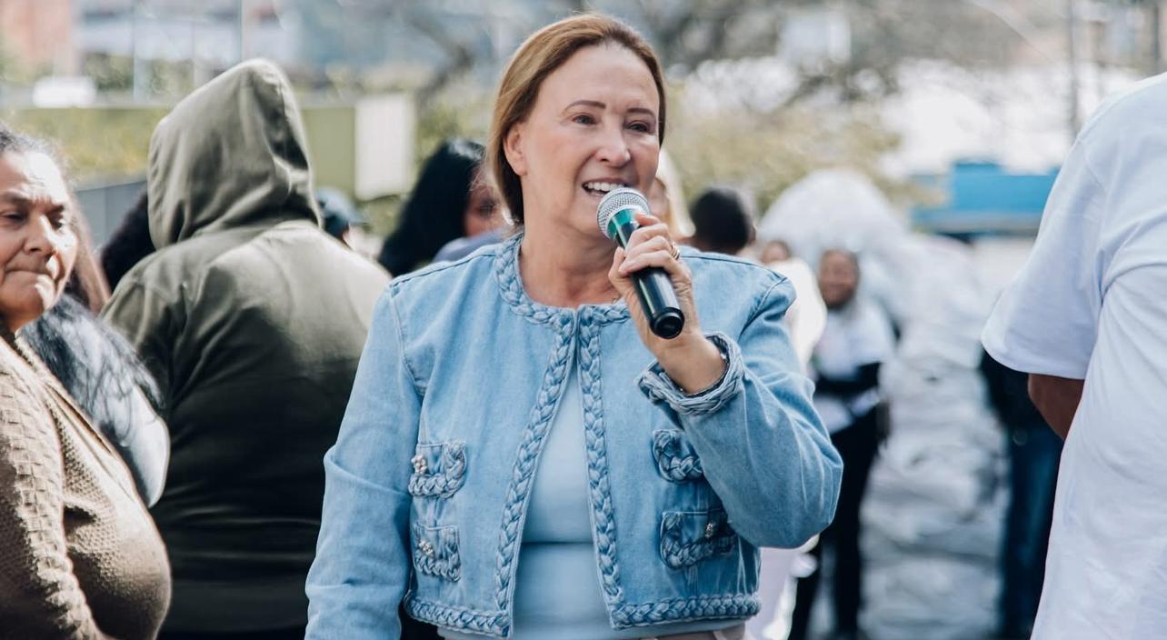 No comando da Primeira Dama de Barueri Damaris Piteri a maior campanha do Agasalho da região chegou hoje (30) com sucesso nos bairros do Jardim Tupã e Audir