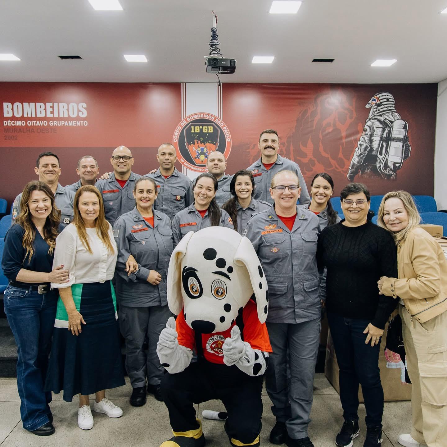 Primeira Dama de Barueri Damaris Piteri visitou o 18º Grupamento de Bombeiros de Barueri que fez doações para a Campanha do Agasalho