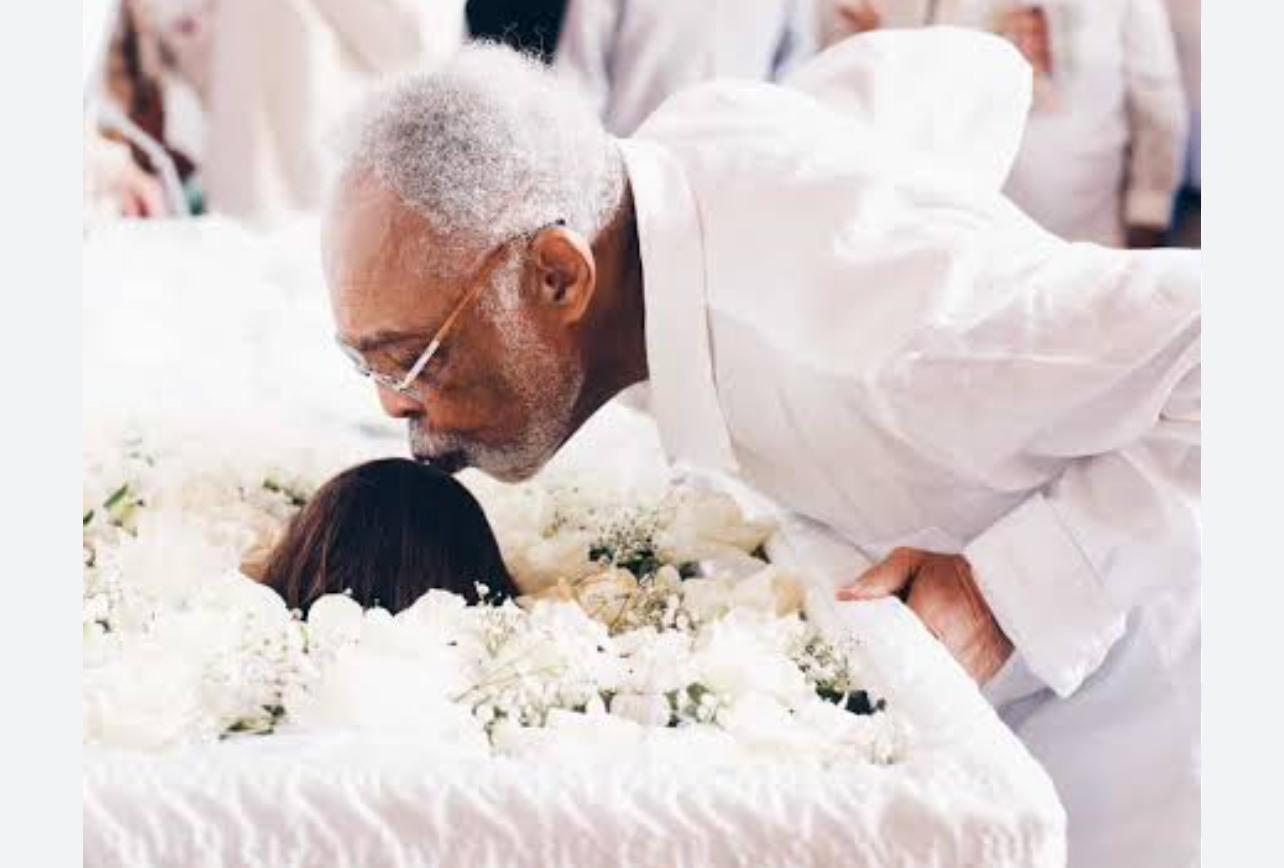 Velório de Preta Gil no Municipal tem emoção do filho, beijo de Gilberto Gil e multidão de fãs