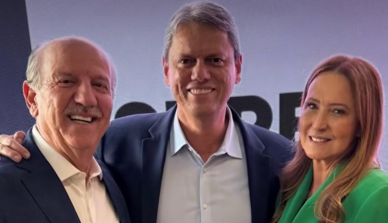 Ao lado da sua esposa Damaris o Prefeito de Barueri Beto Piteri esteve com o Governador Tarcísio de Freitas no Palácio dos Bandeirantes