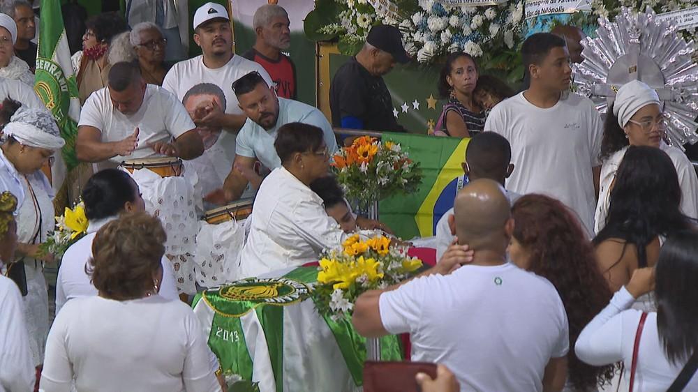 Despedida de Arlindo Cruz reúne centenas de pessoas