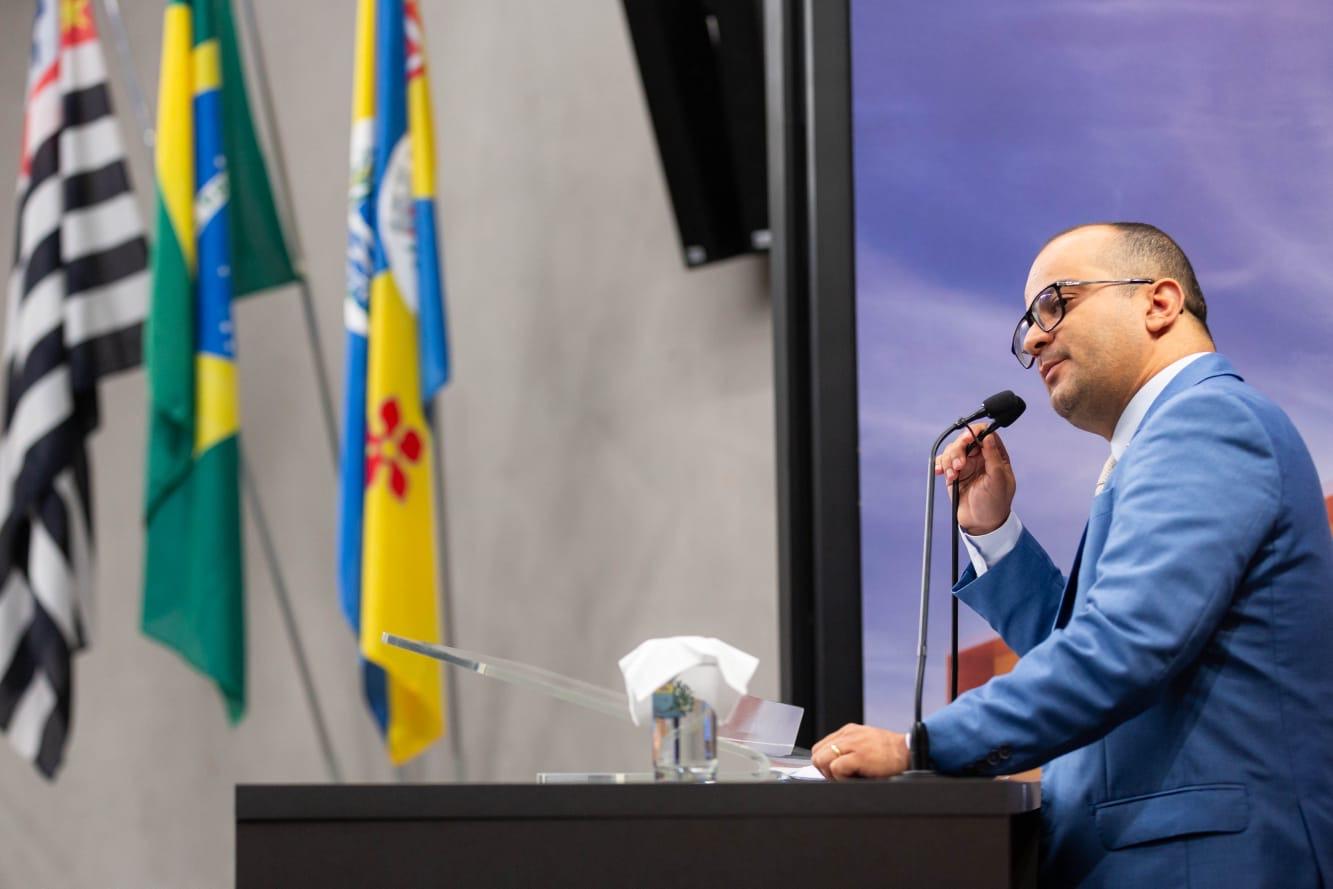 Em seu primeiro mandato como Vereador em Barueri Levi Gobert propõe viaduto entre bairros e Centro de Referência do Autismo