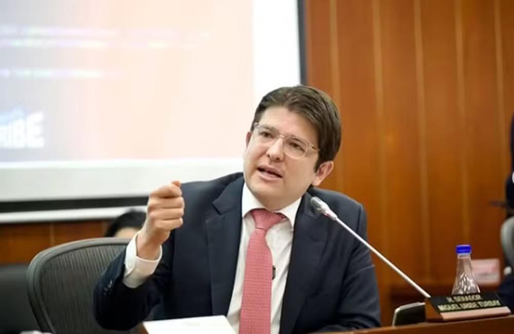 Morre Miguel Uribe, pré-candidato à presidência da Colômbia baleado durante discurso