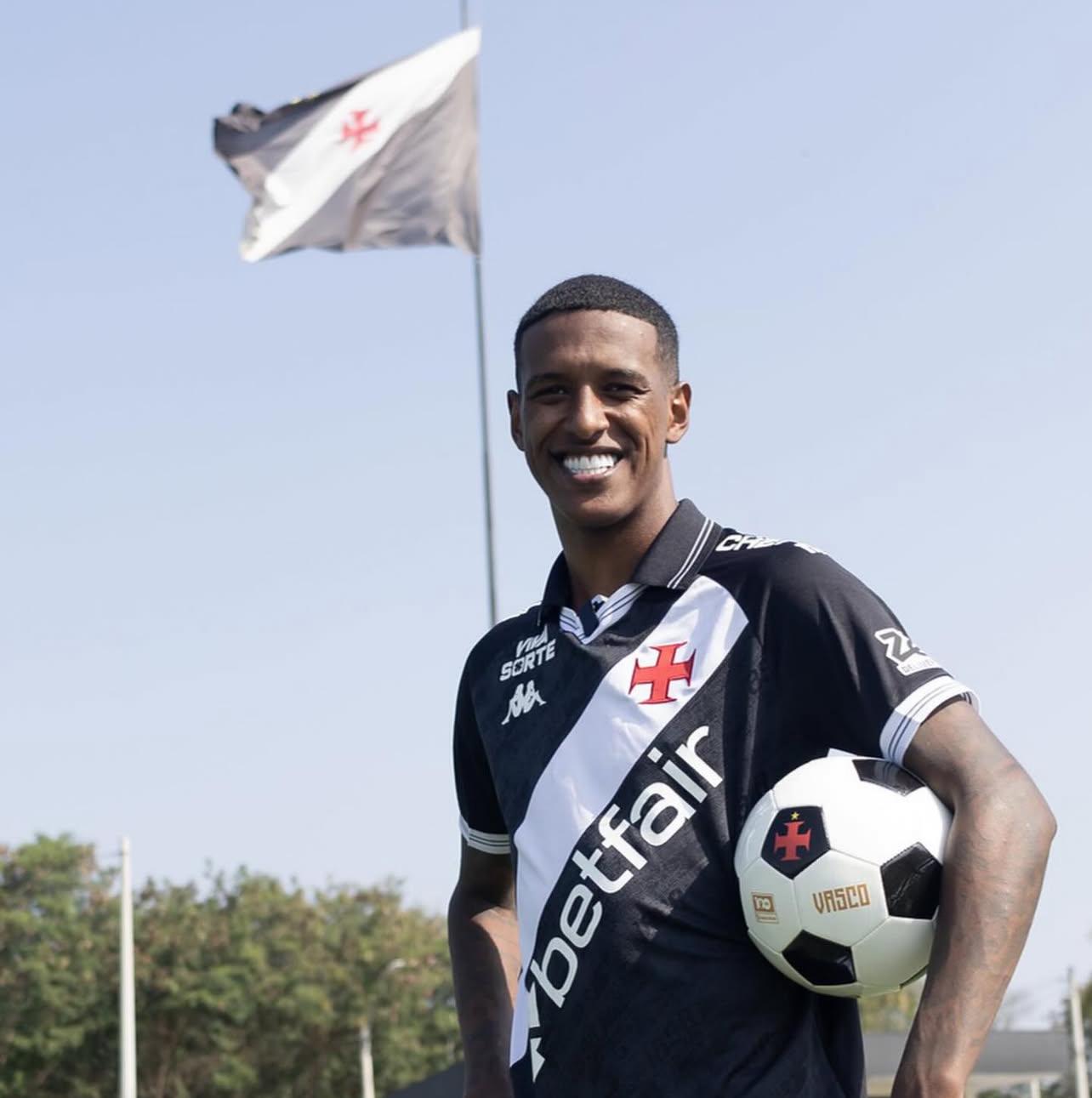 Vasco anuncia contratação de zagueiro Robert Renan