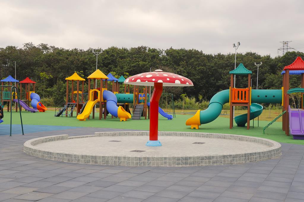 O espaço conta com playground, chafariz exclusivo para crianças de até 9 anos, e diversas quadras, pistas, trilhas e áreas de convivência