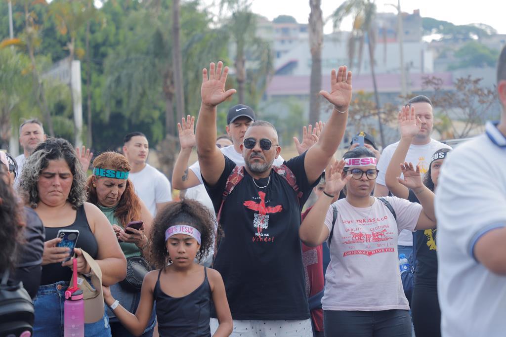 Sob forte calor no último sábado (20), milhares de fiéis participaram da “Marcha para Jesus”, que percorreu 3,4 km até o Ginásio José Corrêa