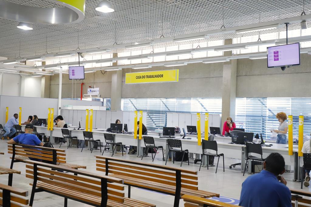 Barueri oferece 49 vagas de emprego entre 14 e 20 de outubro, com salários de R$ 1.518,00 a R$ 5.000,00