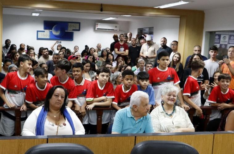 Categorias menores do futsal osasquense e profissionais do Executivo são elogiados pelo Parlamento