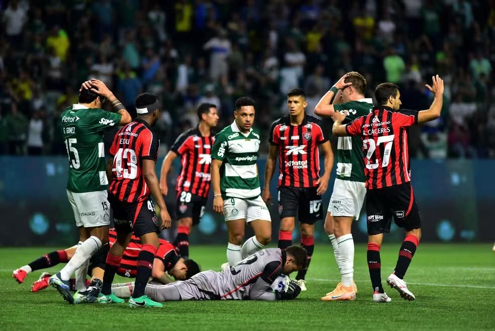 Análise: Palmeiras joga mal, tenta até zagueiro no ataque, mas ainda reduz distância para liderança