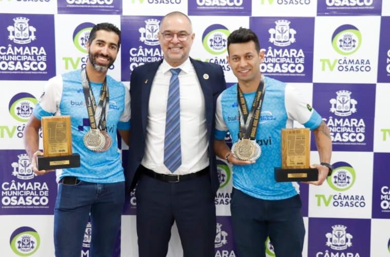 Comunicador social e equipe de mountain bike recebem moções em plenário