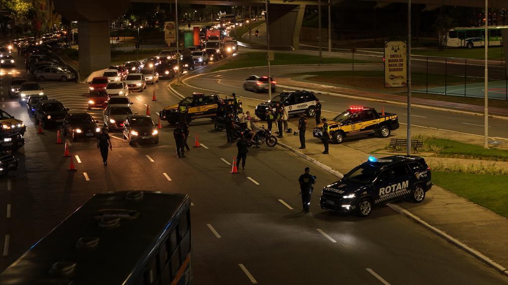 A “Operação Corta Giro” fiscalizou motos e carros com escapamentos irregulares na Feira Noturna de Barueri, visando combater o excesso de ruído