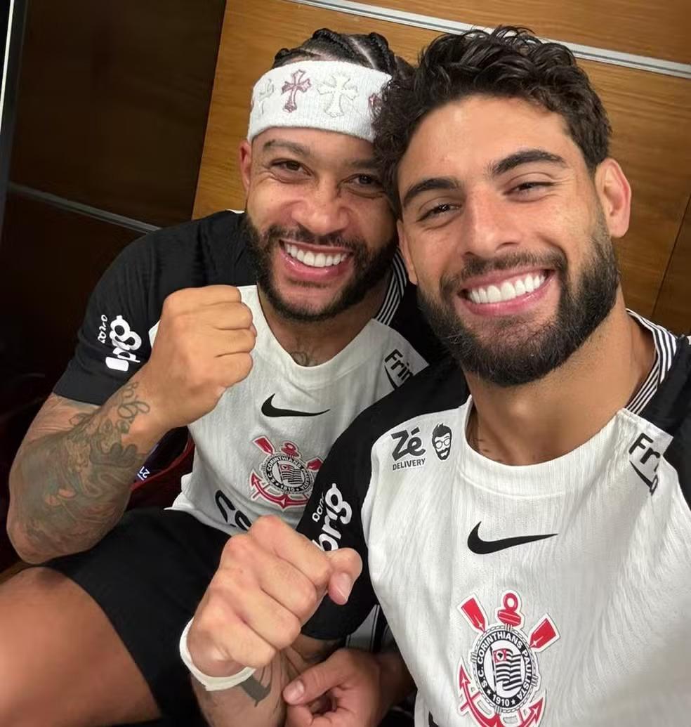 Escalação do Corinthians: Memphis Depay e Yuri Alberto não treinam em campo antes da final