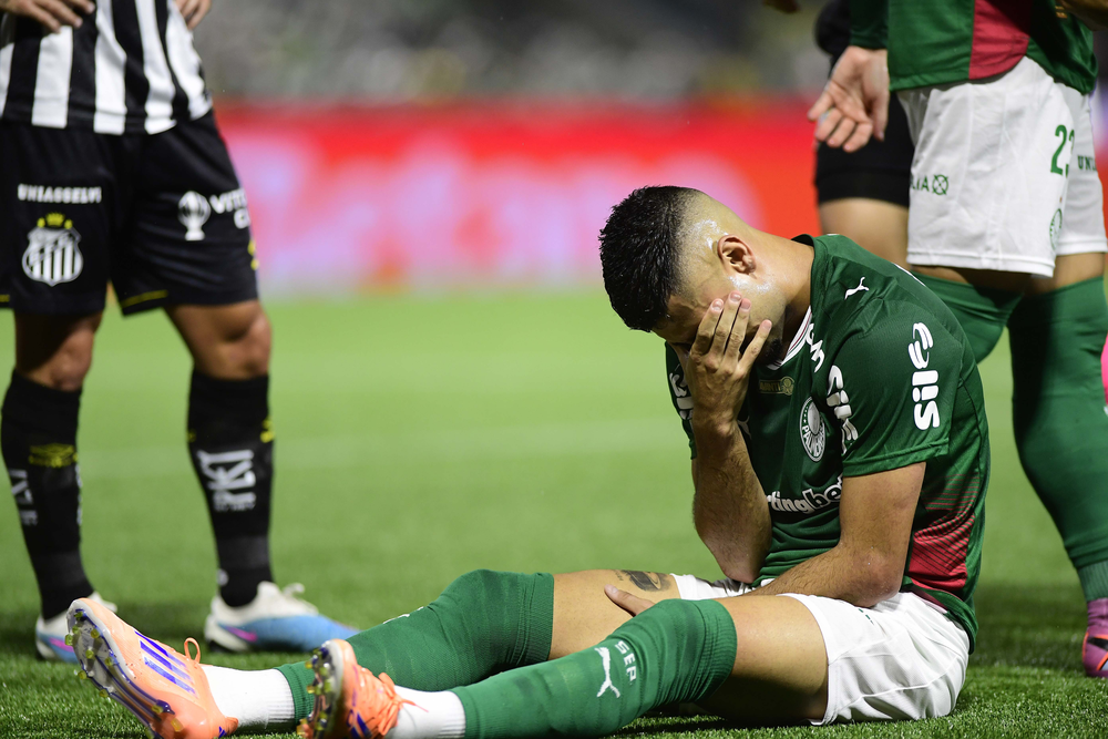 Andreas Pereira machuca o ombro e deixa Palmeiras x Santos com 15 minutos de jogo