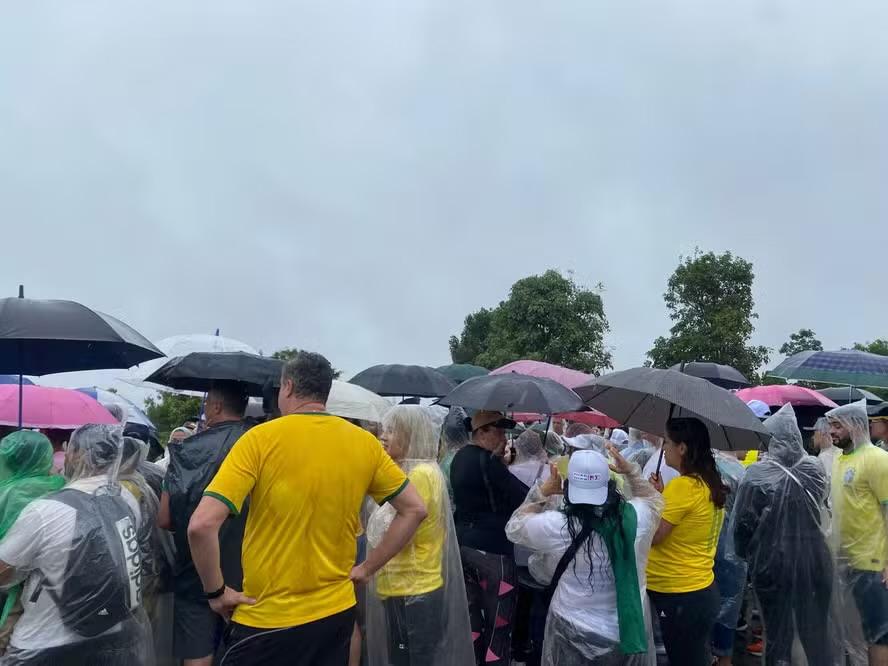 Atingido por raio durante ato que encerrou caminhada de Nikolas Ferreira é transferido para UTI