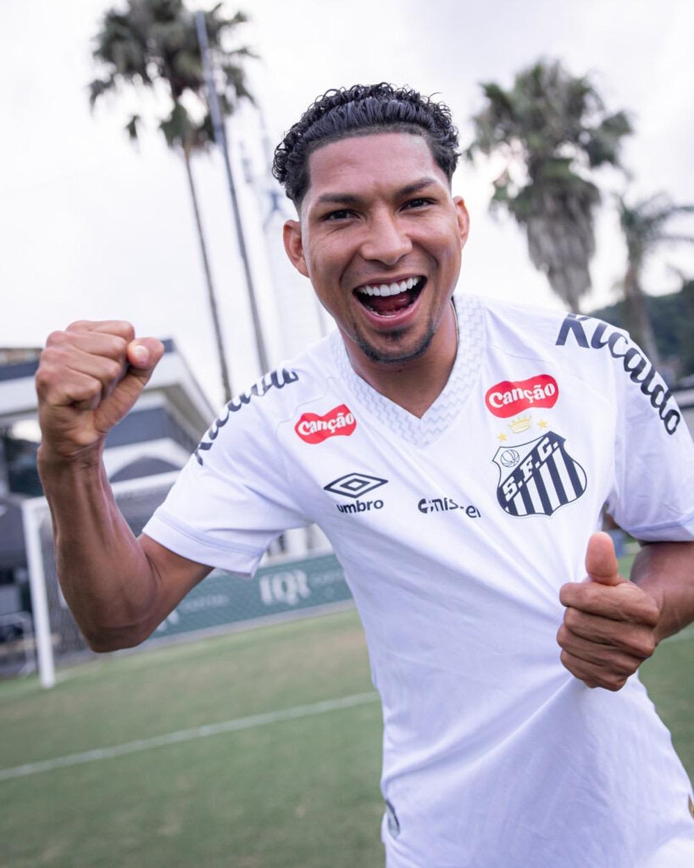 Santos anuncia a contratação do atacante Rony: 