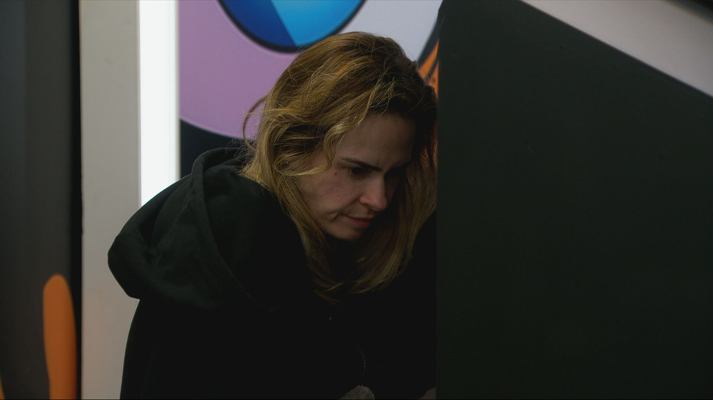 Ana Paula Renault volta a se deitar no Barrado no Baile após acordar