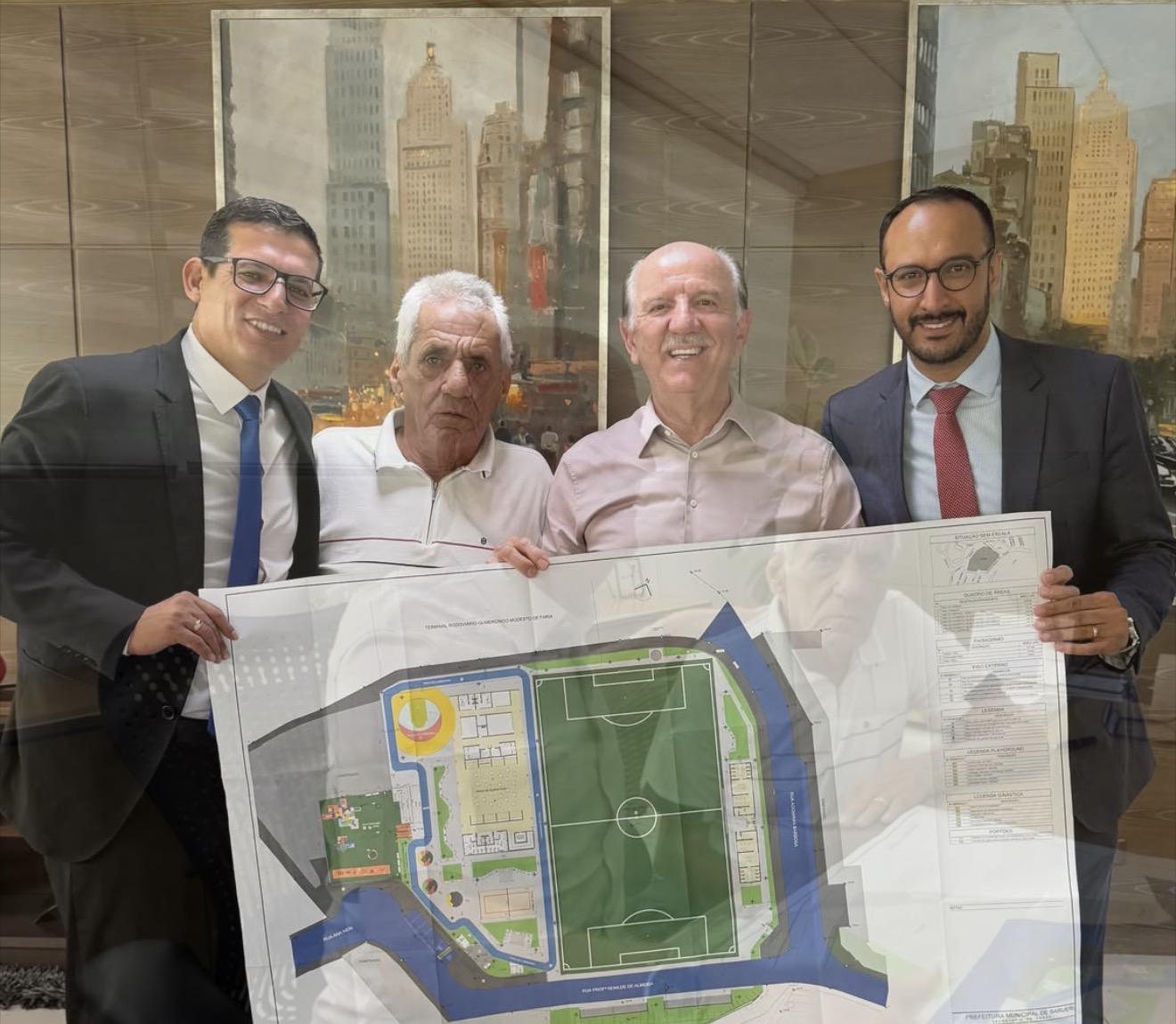Ao lado de Vereadores e dos representantes da Secretaria de Obras o Prefeito de Barueri Beto Piteri anunciou a construção do Complexo Esportivo do Parque Imperial
