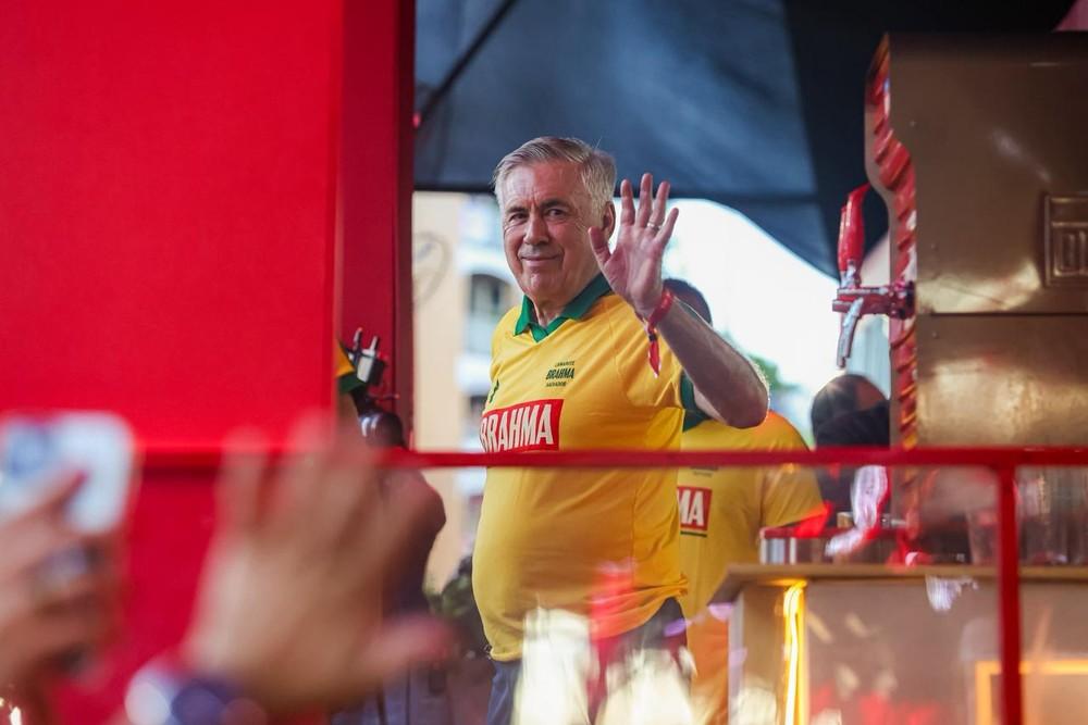 Carlo Ancelotti curte carnaval de Salvador, recebe recado de Bell e ri com pedido de Léo Santana
