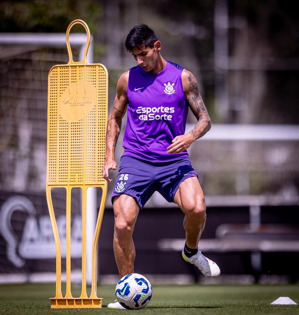 Corinthians retoma conversas pela renovação de Angileri