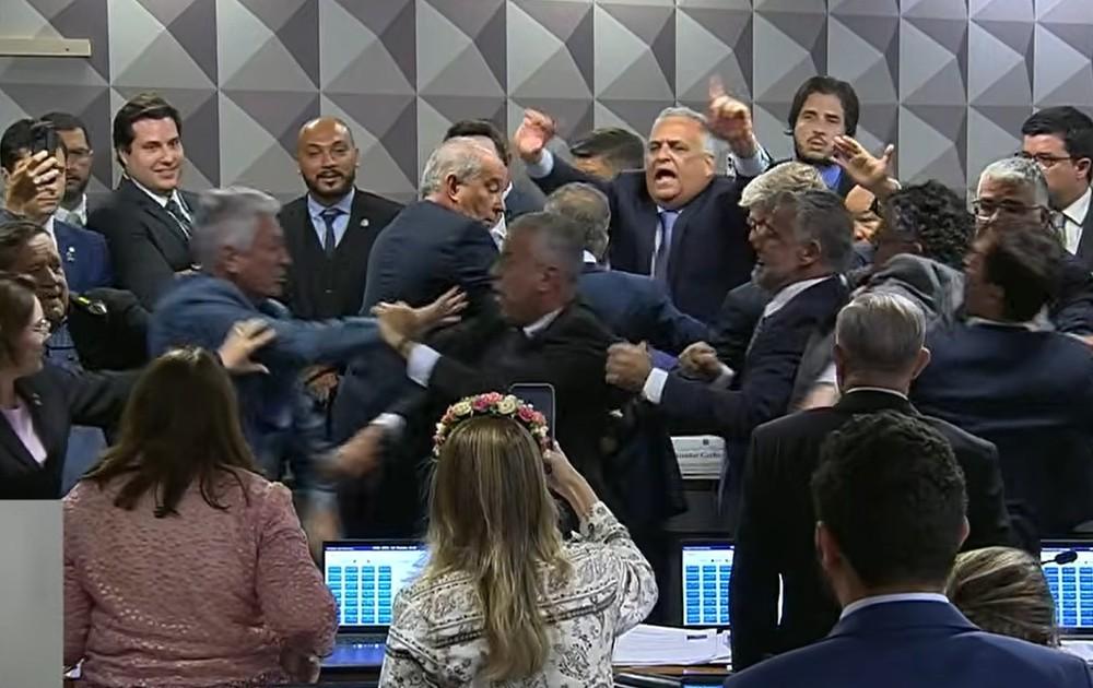 CPMI do INSS aprova quebra de sigilo bancário de filho de Lula; sessão é marcada por confusão