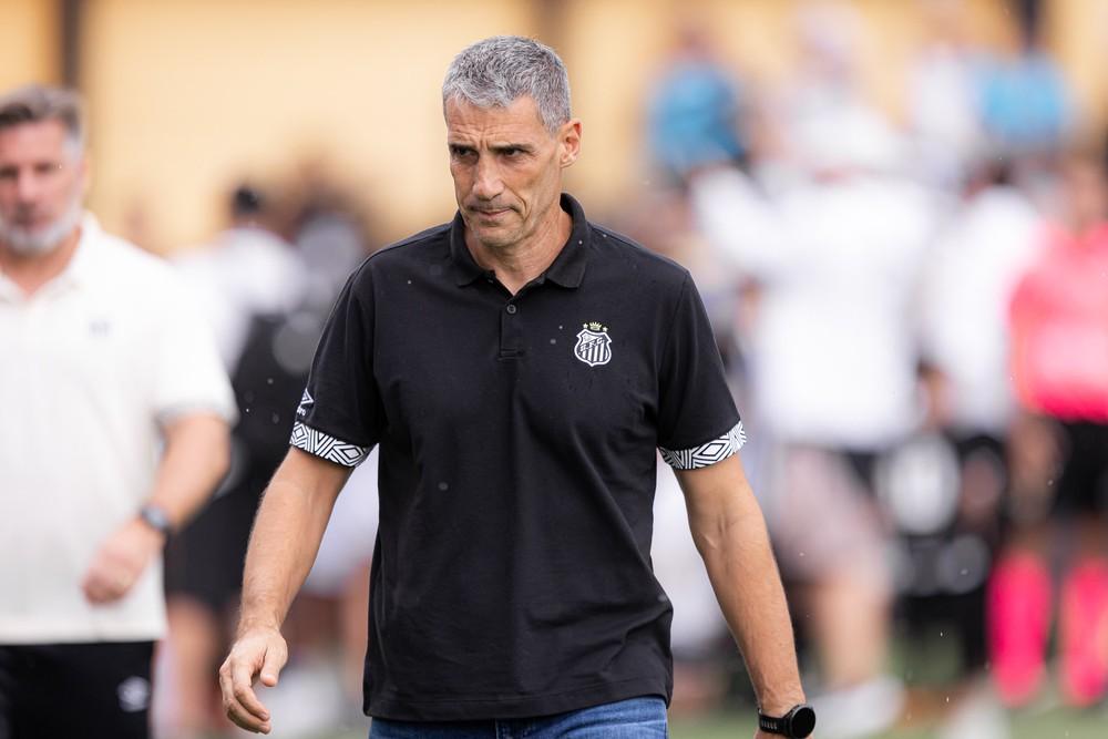 Eliminação aumenta pressão sobre Vojvoda no Santos, e jogo contra o Vasco vira decisivo