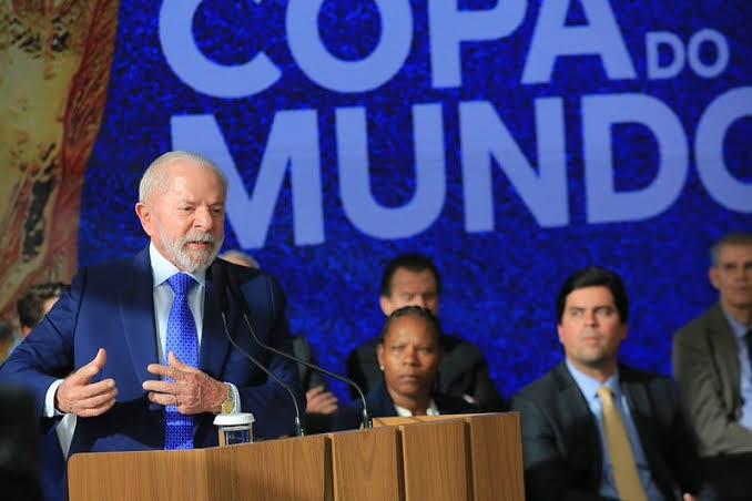 Em cerimônia do Tour da Copa do Mundo, Lula defende a valorização do futebol feminino