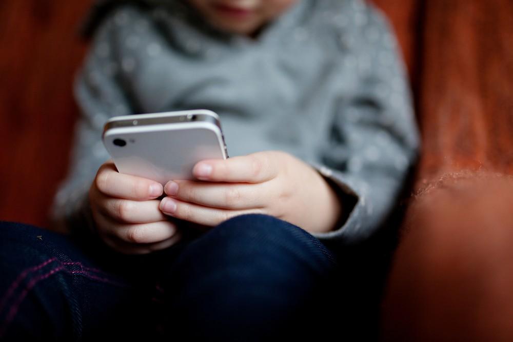 Espanha investigará X, Meta e TikTok por material de abuso sexual infantil gerado por IA