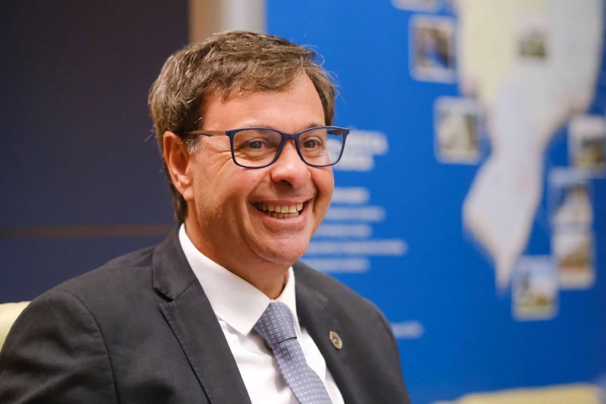 Ex-ministro de Bolsonaro, Gilson Machado aparece distribuindo adesivos 'Flávio 2026' no Carnaval