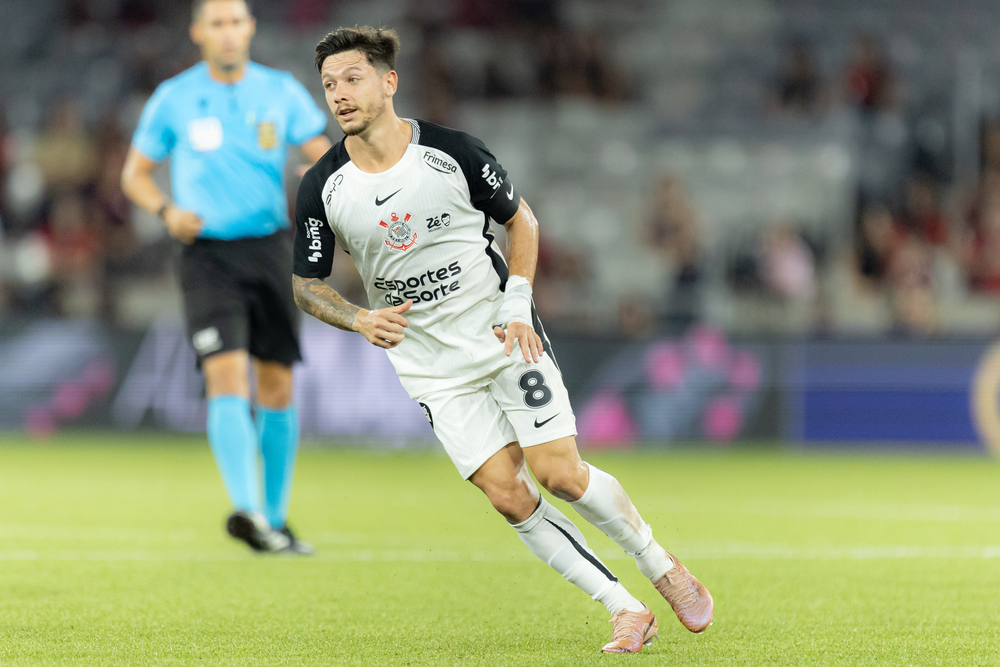 Garro critica gramado do Athletico após vitória do Corinthians: 