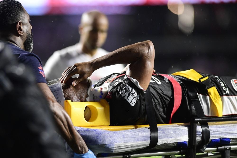 Jogador do Primavera cai desacordado após choque de cabeça e deixa Morumbis de ambulância