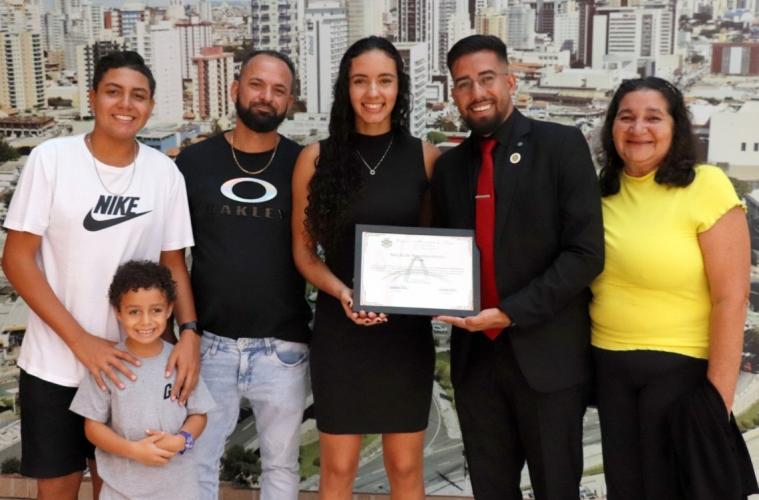 Legislativo reconhece atuação de jogadora de basquete osasquense