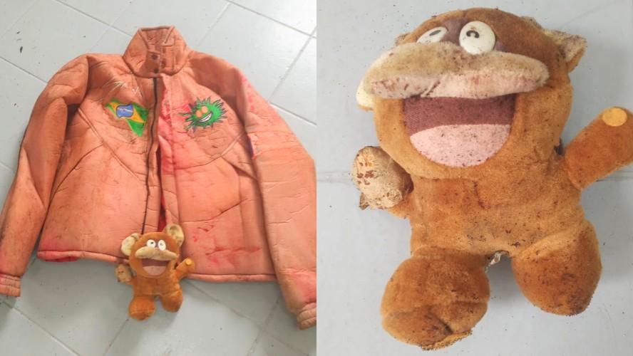 Mamonas Assassinas: jaqueta sobre caixão de Dinho, e pelúcia no de Bento Hinoto; veja fotos