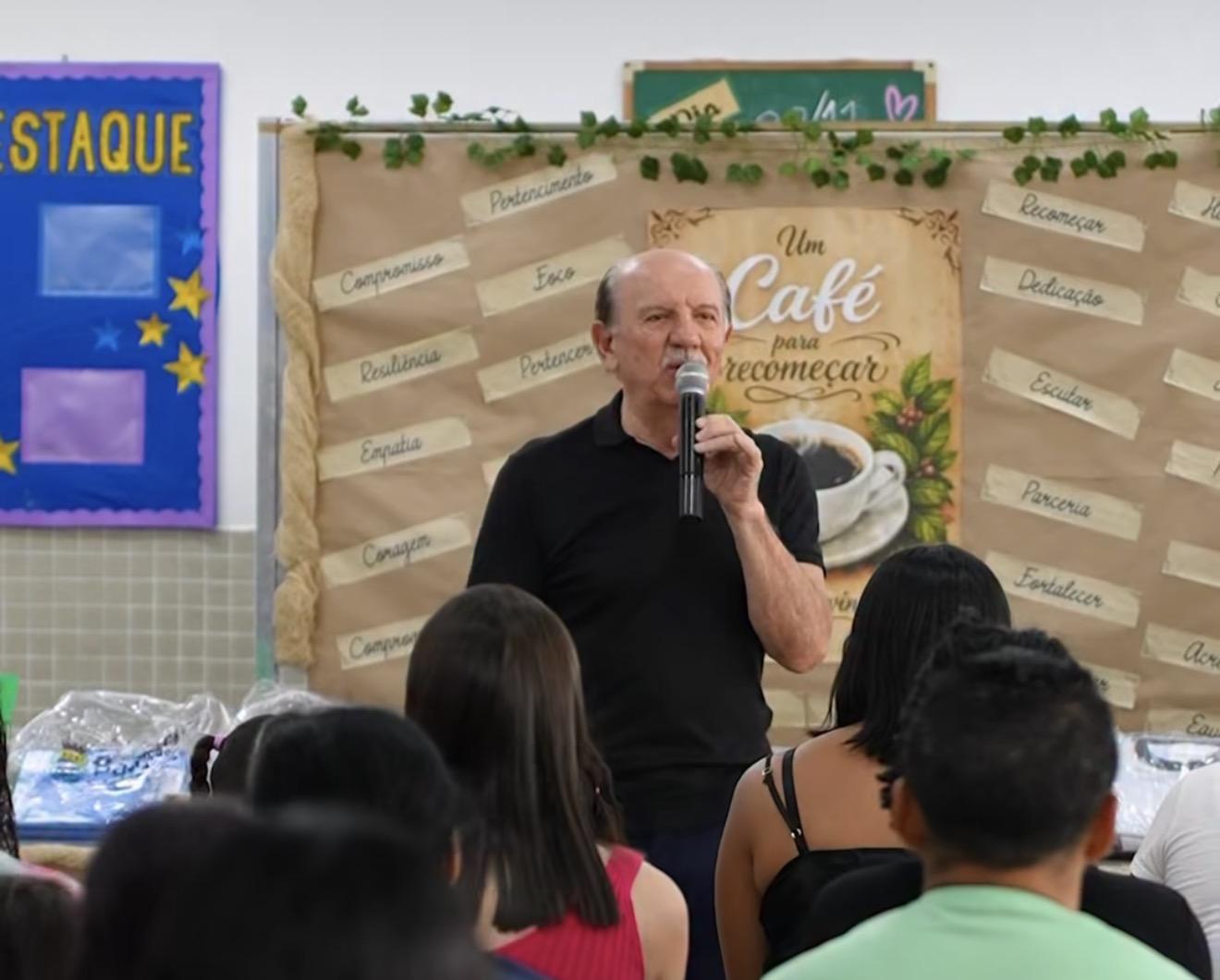 O Prefeito de Barueri Beto Piteri participou no último sábado (7) da reunião de pais em escola no Parque Imperial
