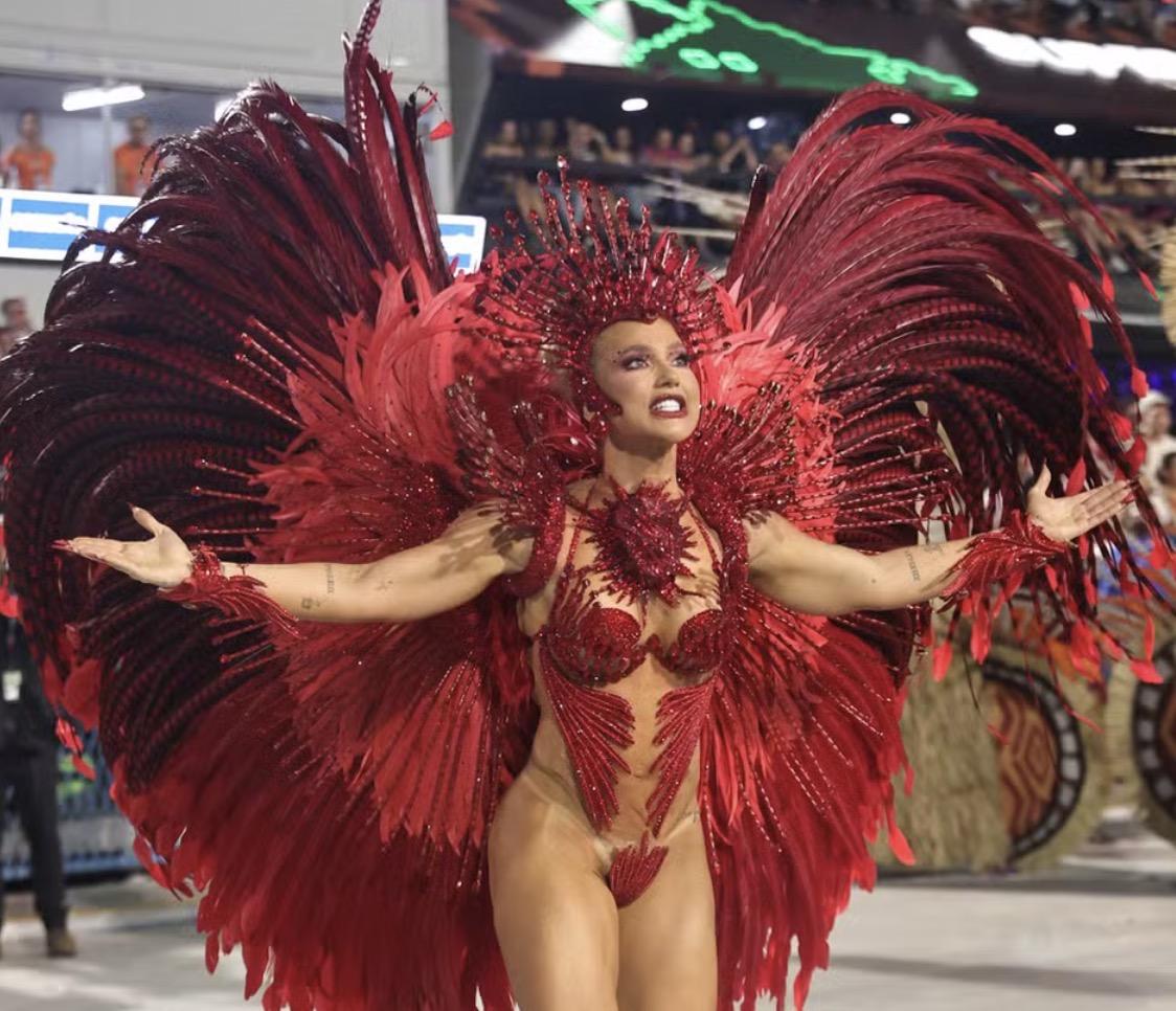 Tapa-sexo de Virginia descola no desfile da Grande Rio, e rainha chega à Apoteose sem costeiro