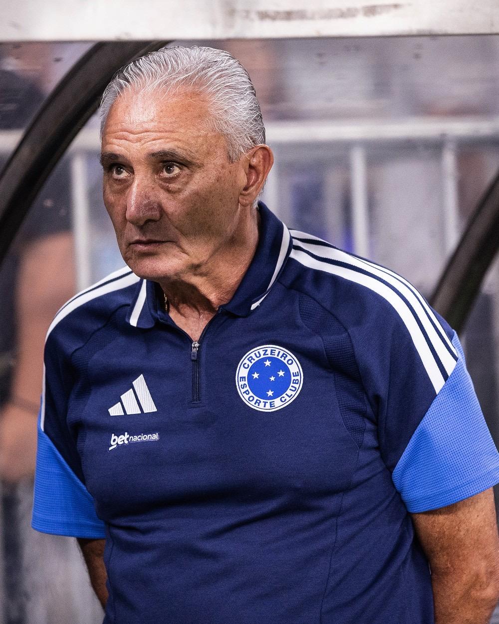 Torcida do Cruzeiro xinga Tite e pede demissão de treinador;