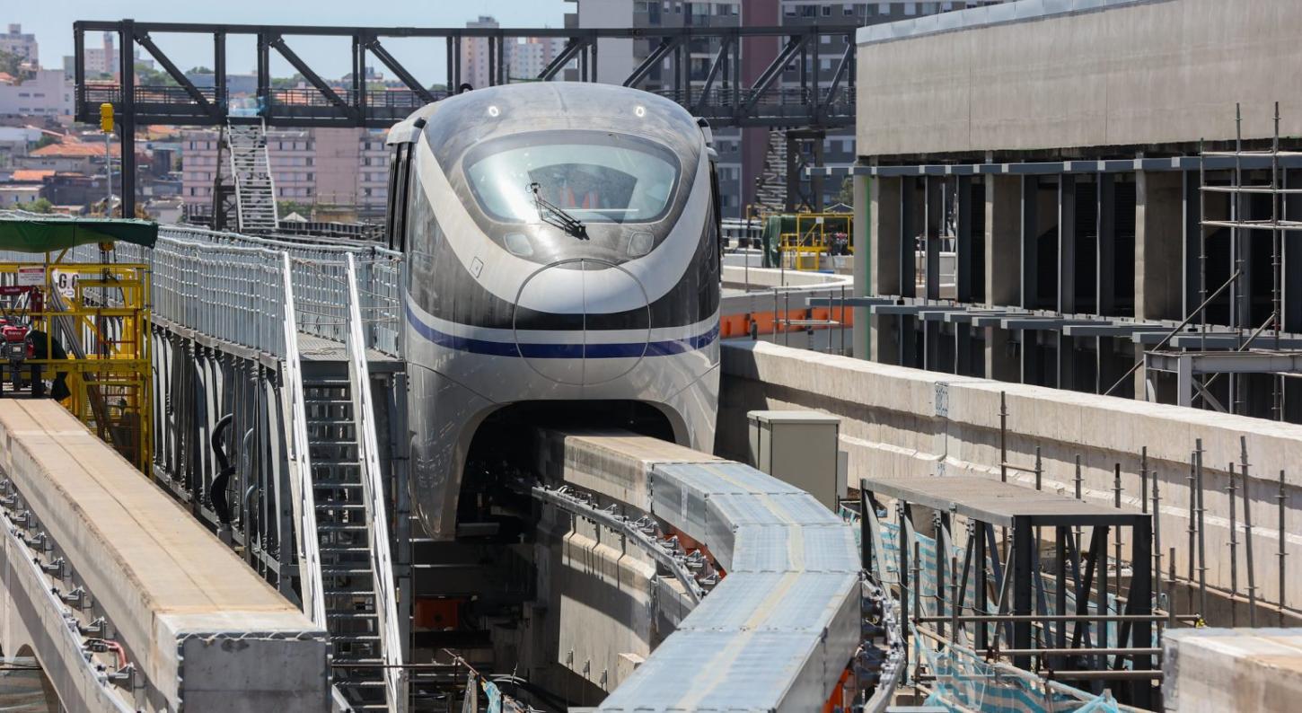 Trem chega à estação Morumbi pela primeira vez rumo à abertura da Linha 17-Ouro