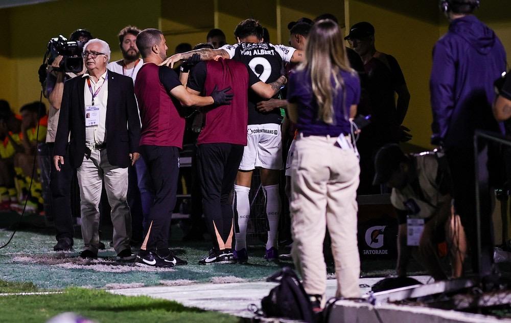 Yuri Alberto sente a coxa esquerda, deixa o campo carregado e preocupa o Corinthians